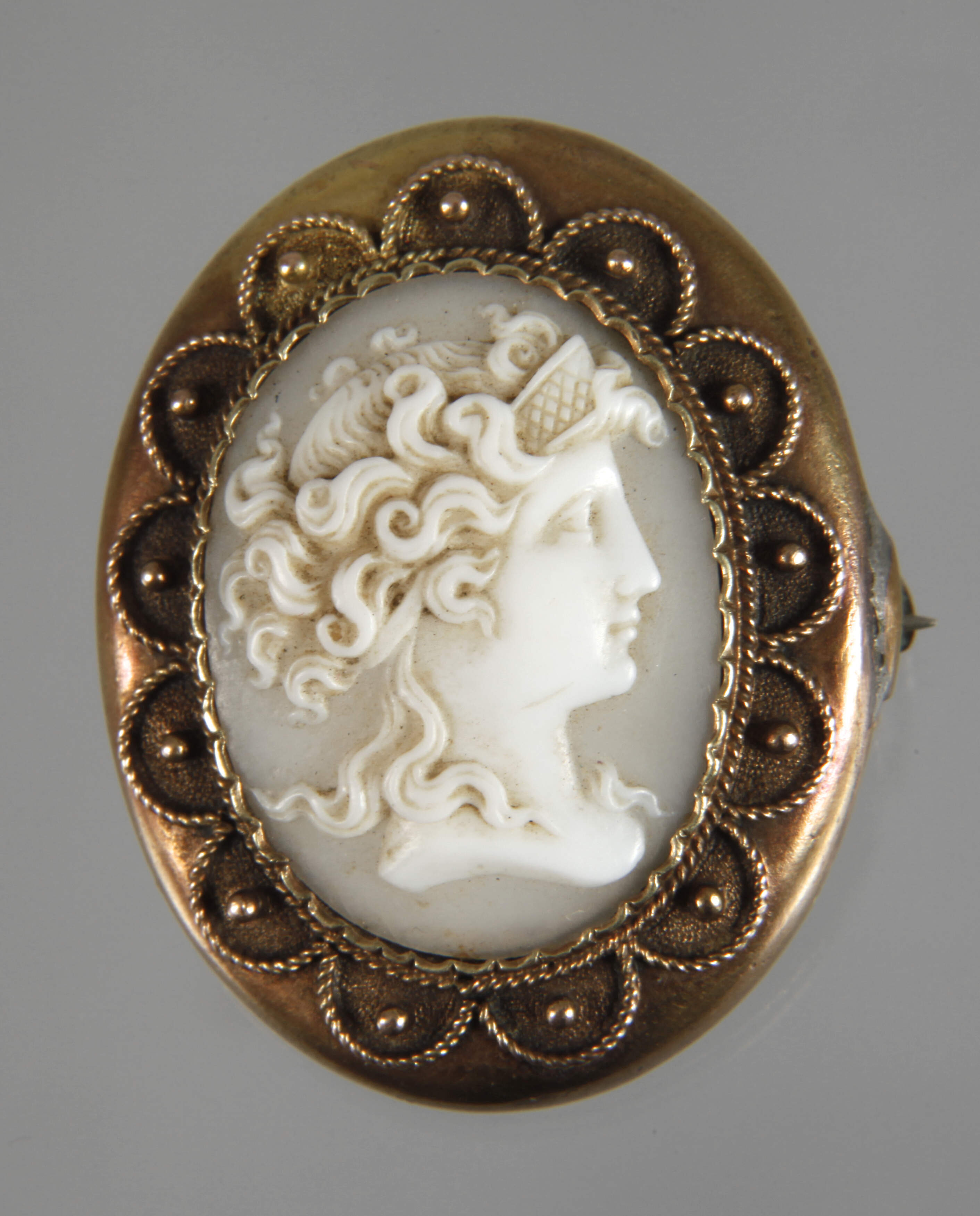 Brosche mit Muschelkamee