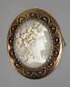 Brosche mit Muschelkamee