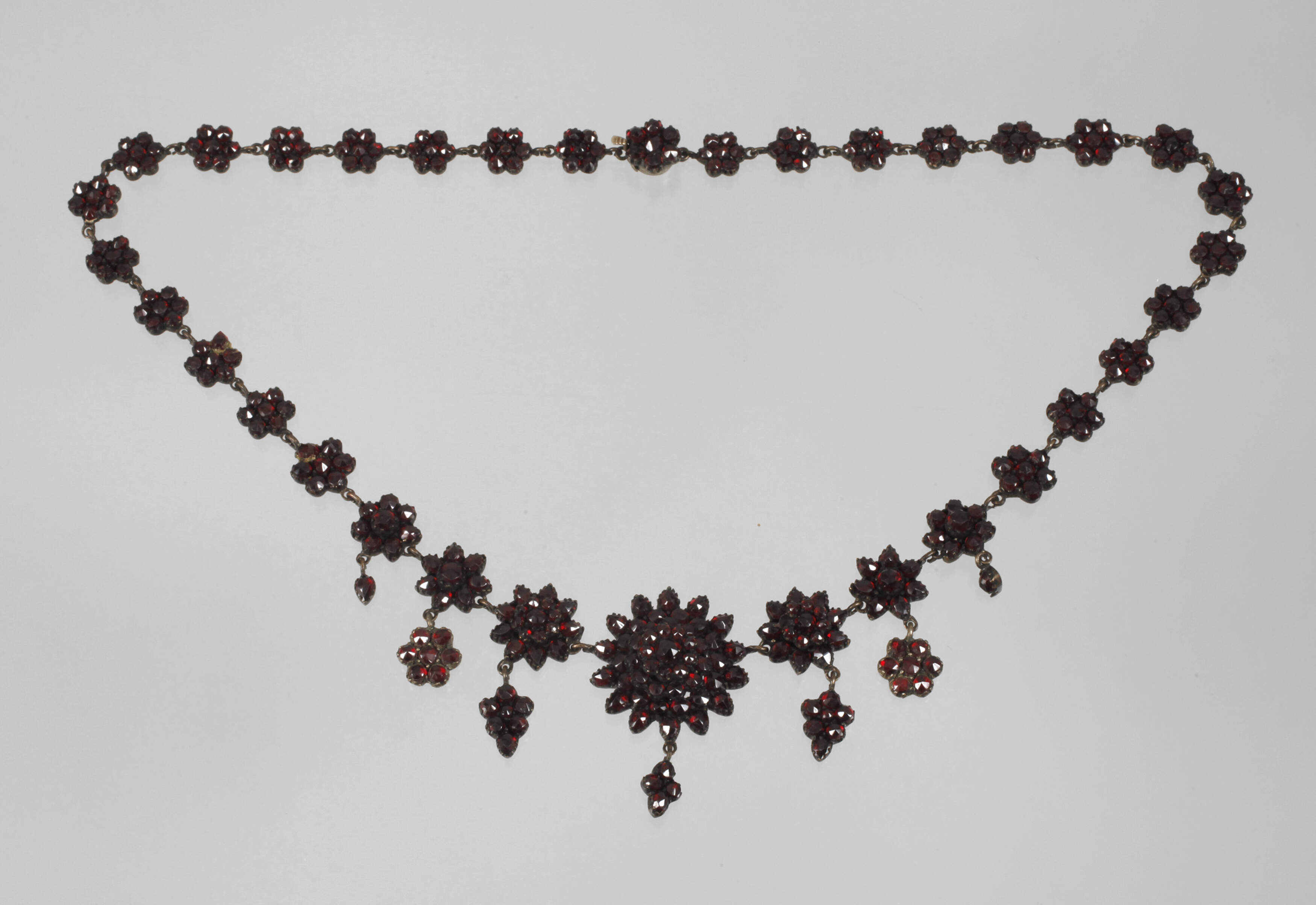 Prächtiges Granatcollier