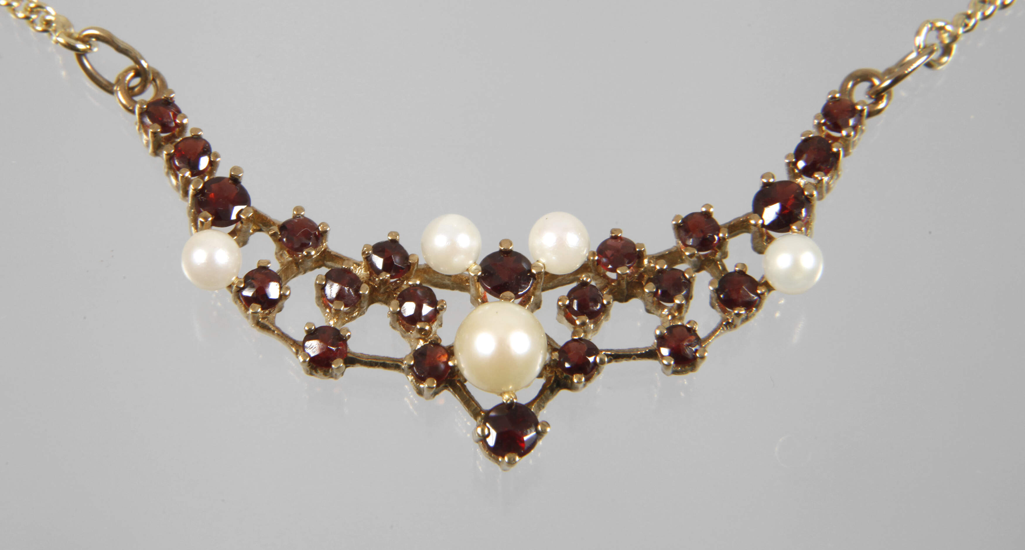 Collier mit Granaten und Perlen