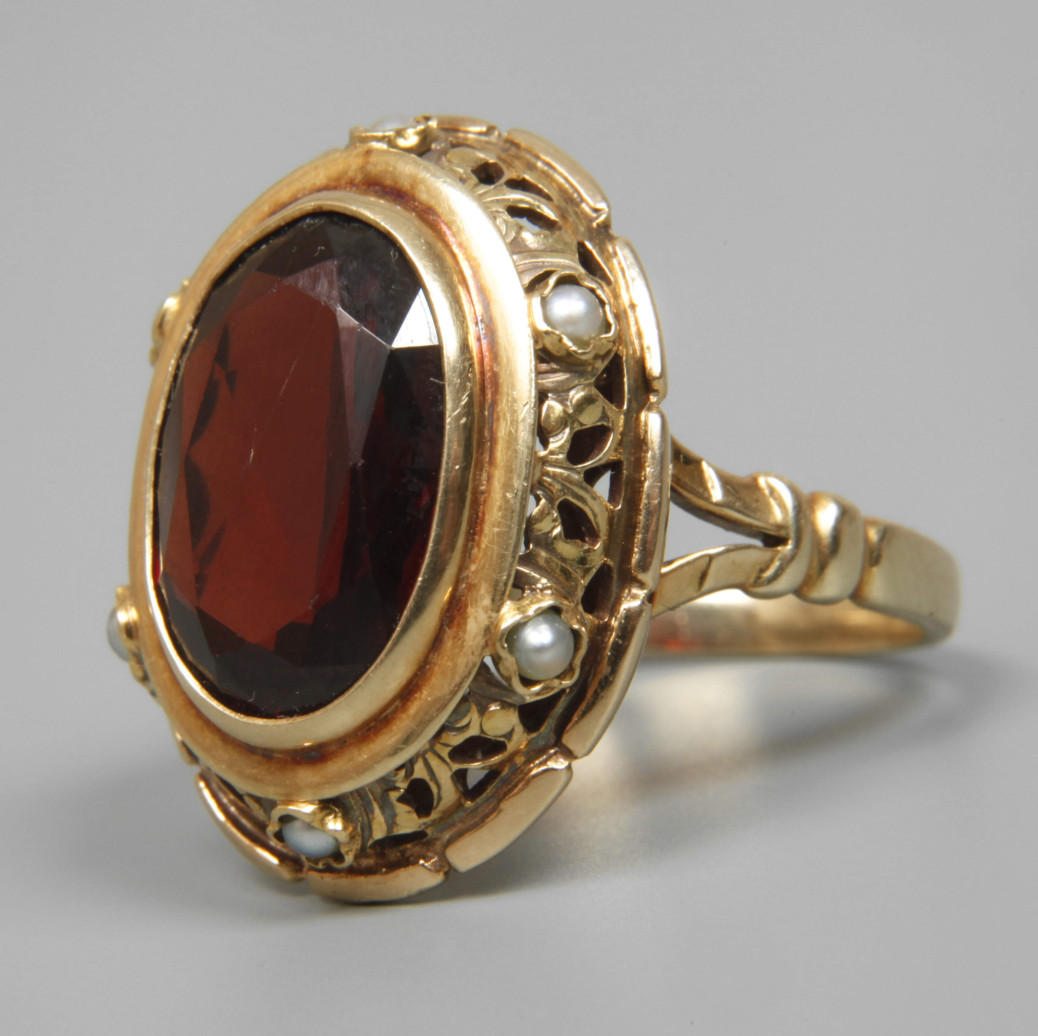 Damenring mit Granat und Saatperlen