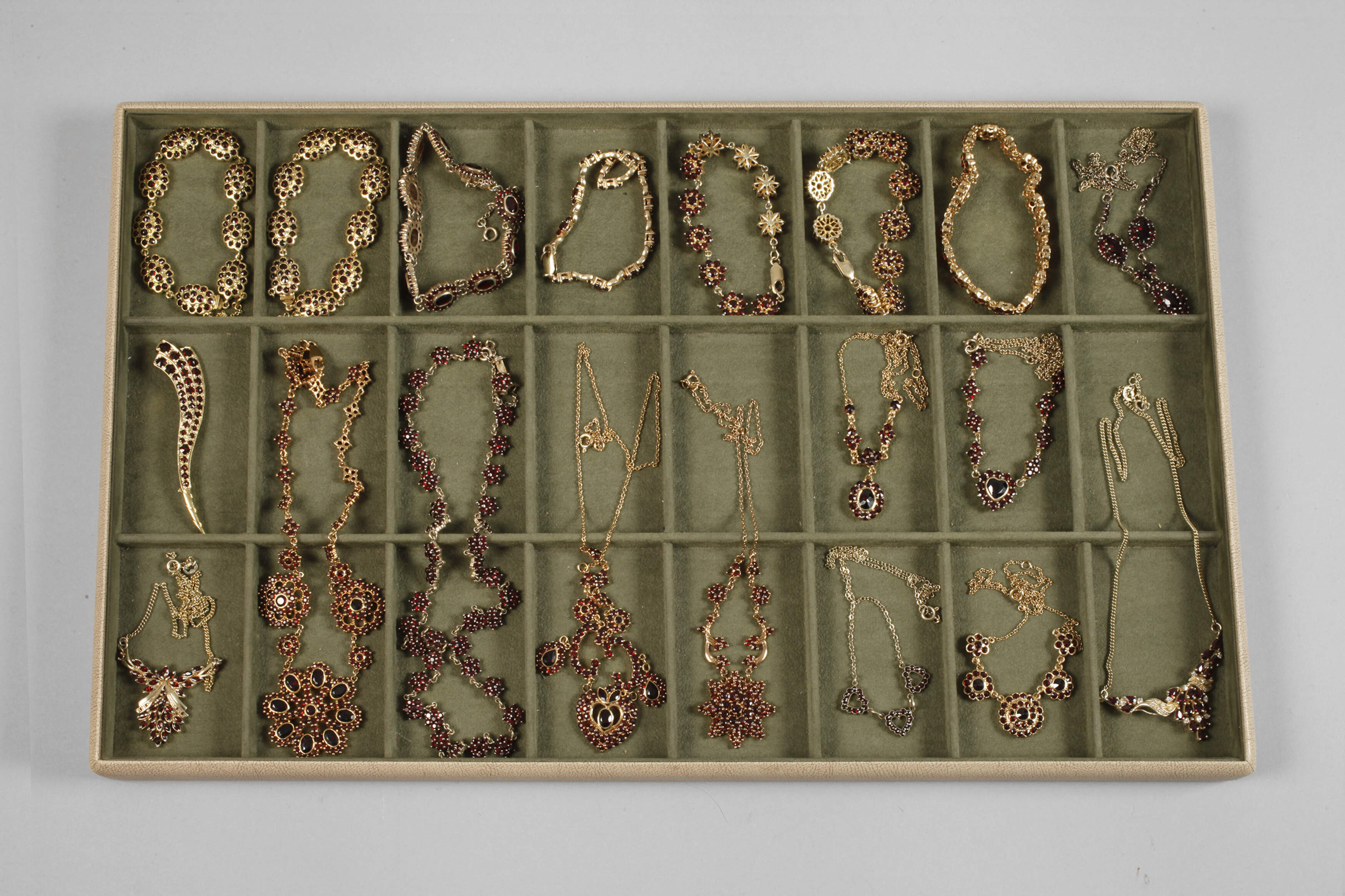 Umfangreiche Sammlung Granatschmuck