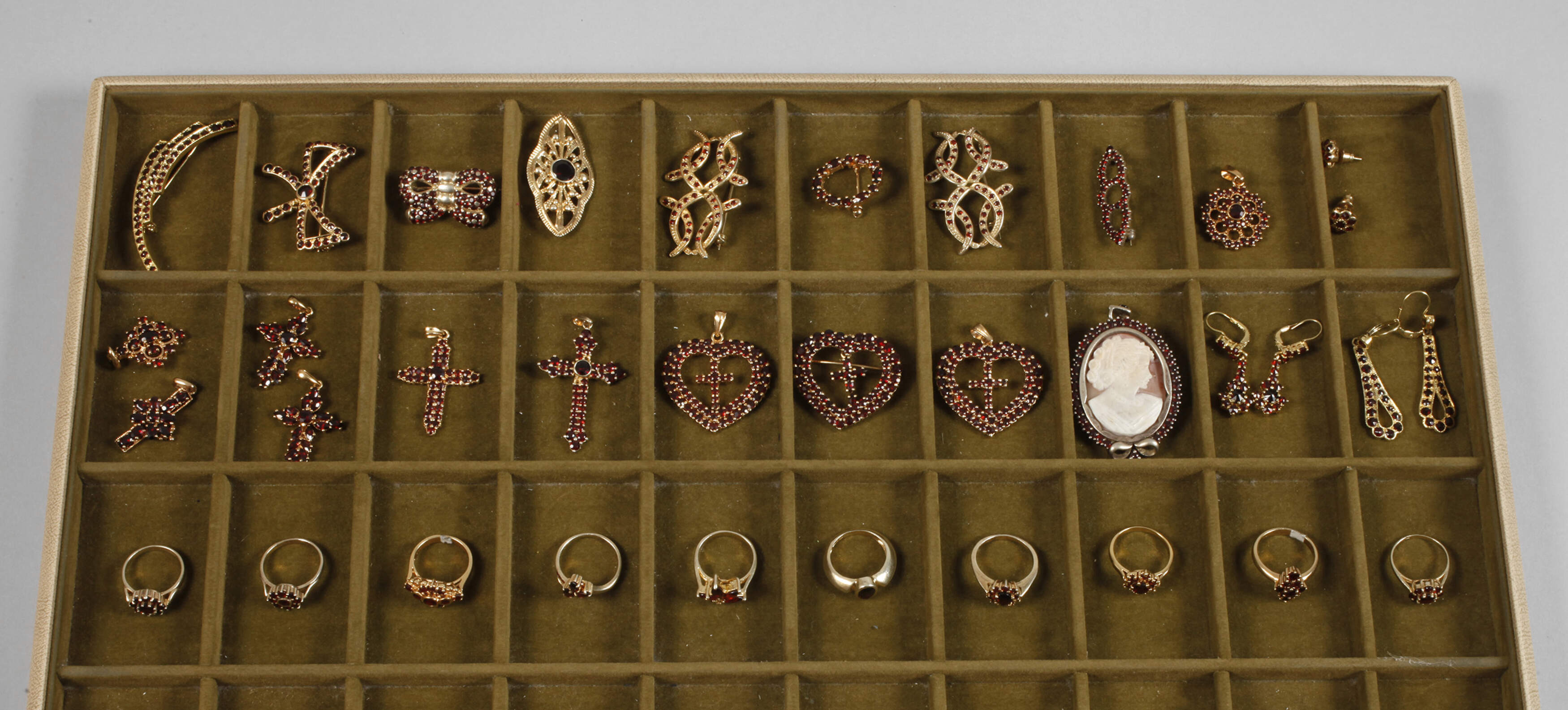 Umfangreiche Sammlung Granatschmuck