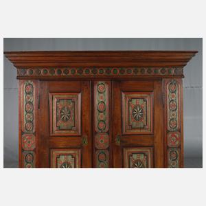 Geschnitzter Dielenschrank