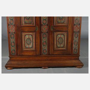 Geschnitzter Dielenschrank