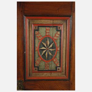 Geschnitzter Dielenschrank