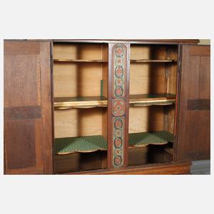 Geschnitzter Dielenschrank