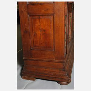 Geschnitzter Dielenschrank