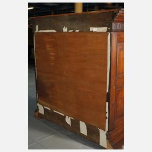 Geschnitzter Dielenschrank