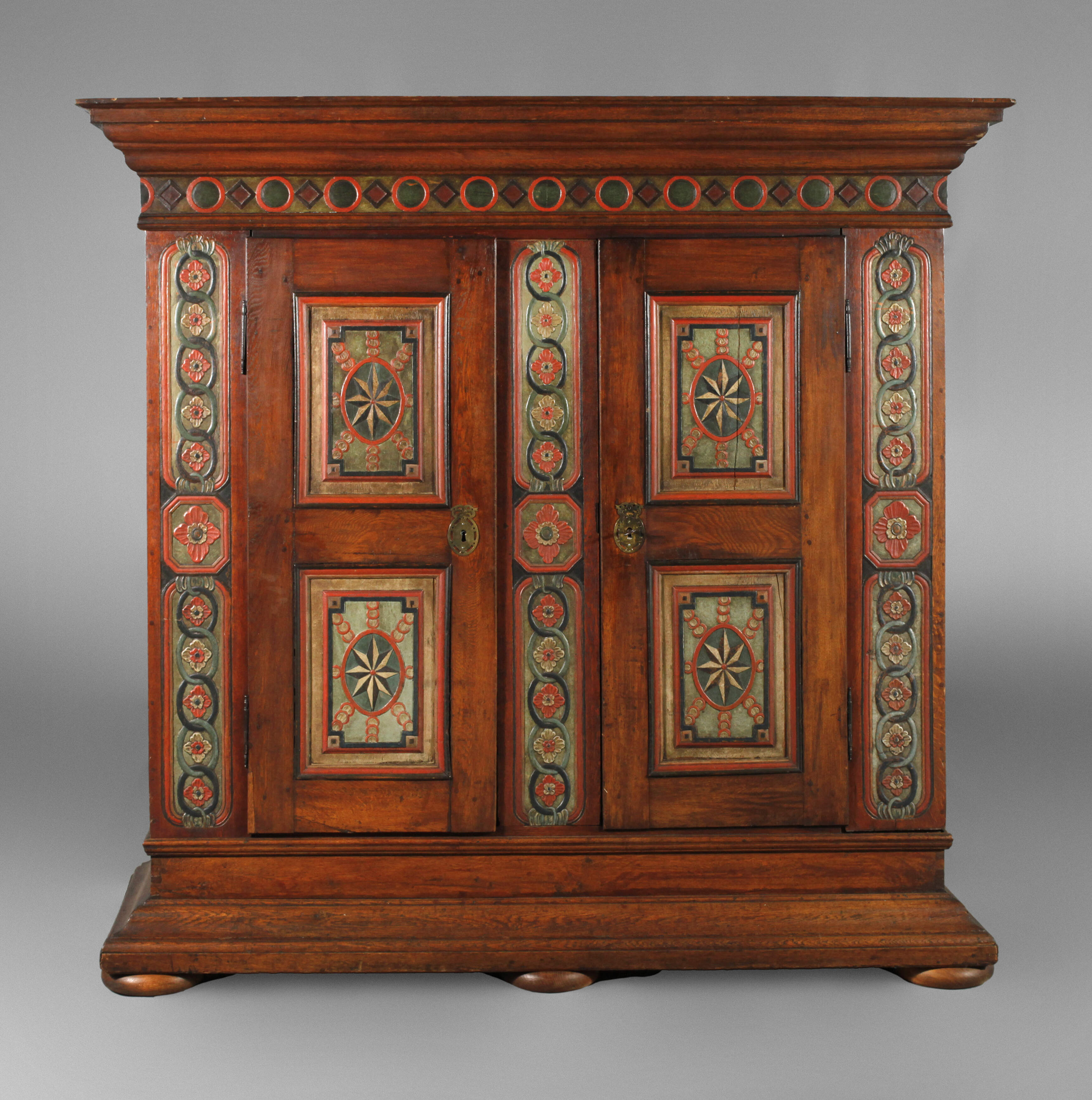 Geschnitzter Dielenschrank