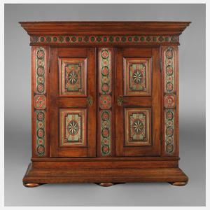 Geschnitzter Dielenschrank