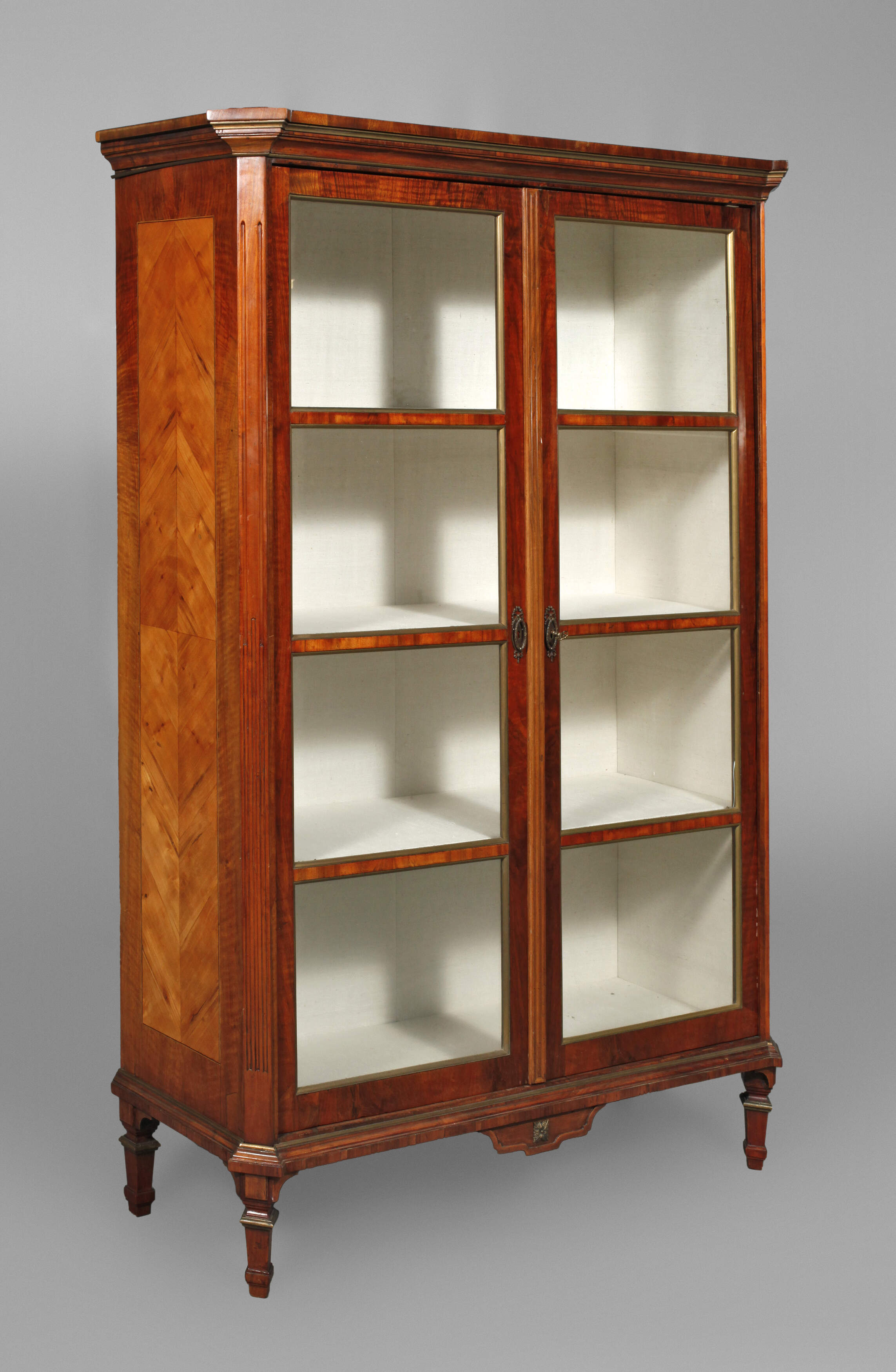 Klassizistischer Vitrinenschrank