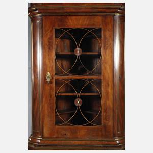 Klassizistische Eckvitrine