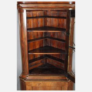 Klassizistische Eckvitrine