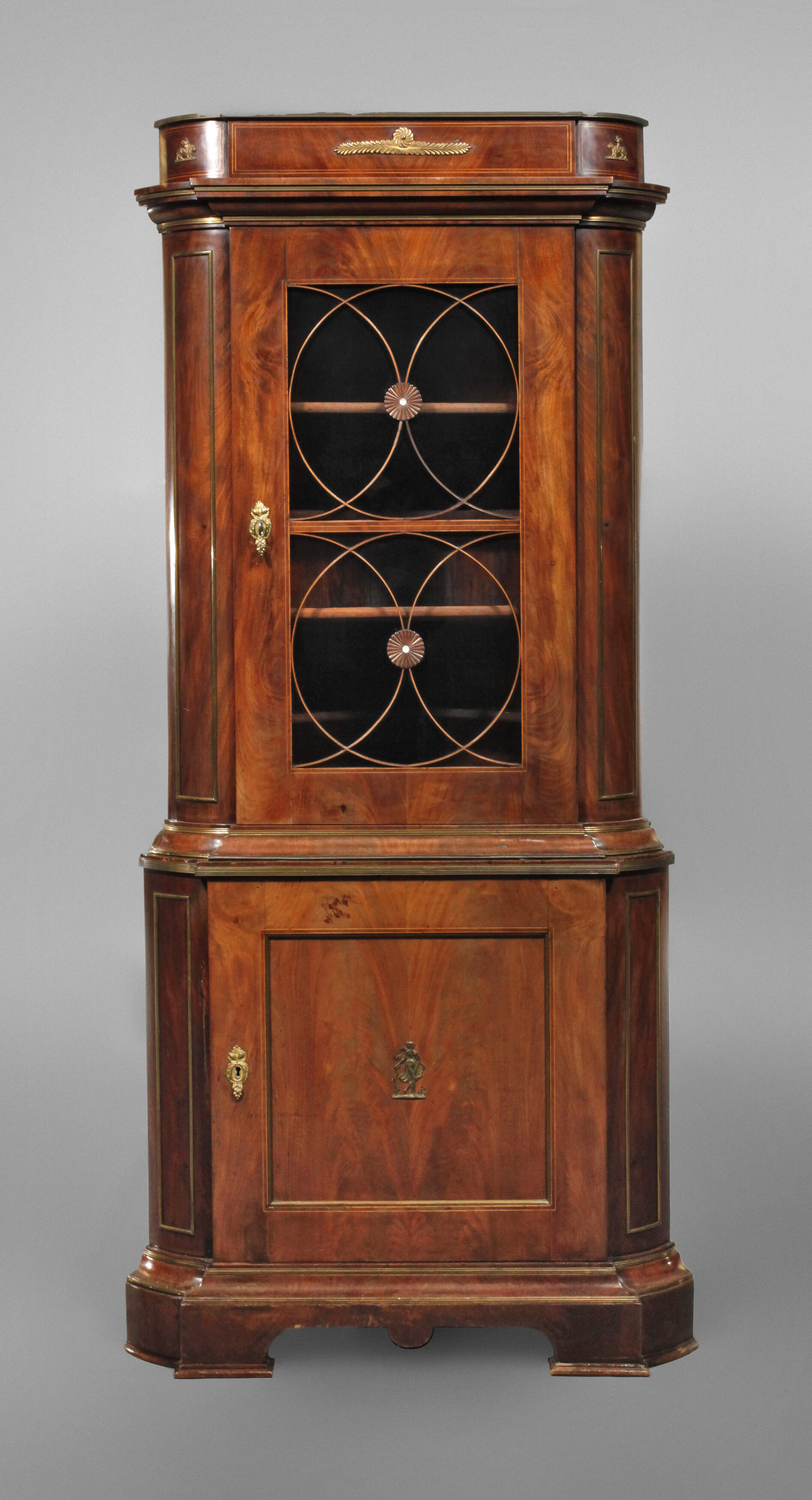 Klassizistische Eckvitrine