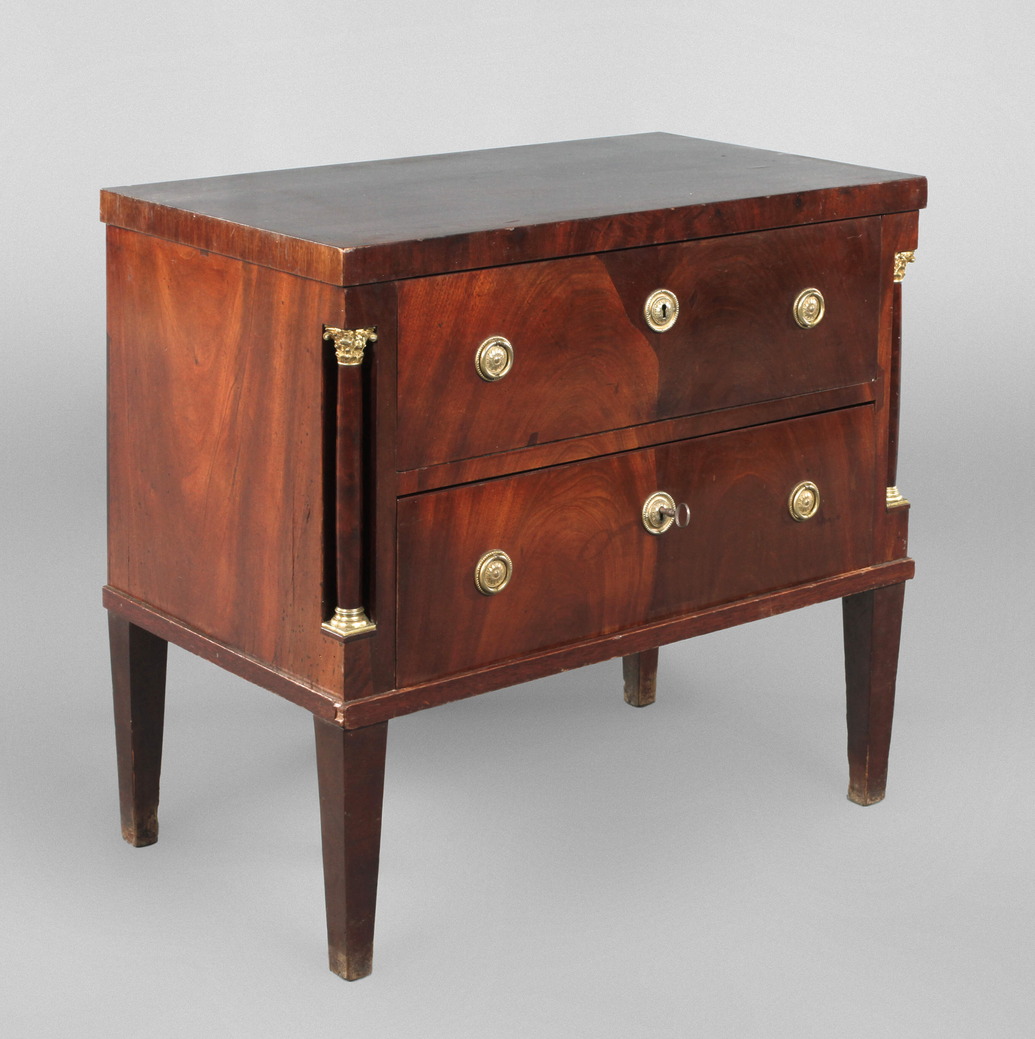 Kleine Säulenkommode