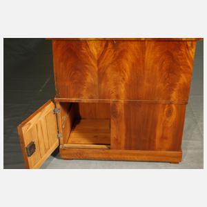 Feiner Biedermeier-Schreibtisch
