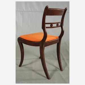 Tisch und sechs Stühle