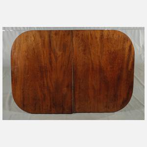 Tisch und sechs Stühle