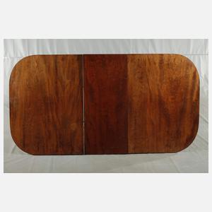 Tisch und sechs Stühle