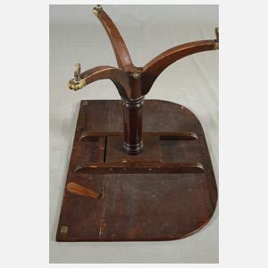 Tisch und sechs Stühle