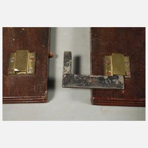 Tisch und sechs Stühle