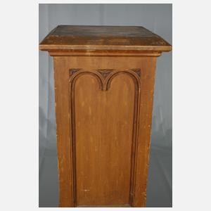 Neogotisches Postament