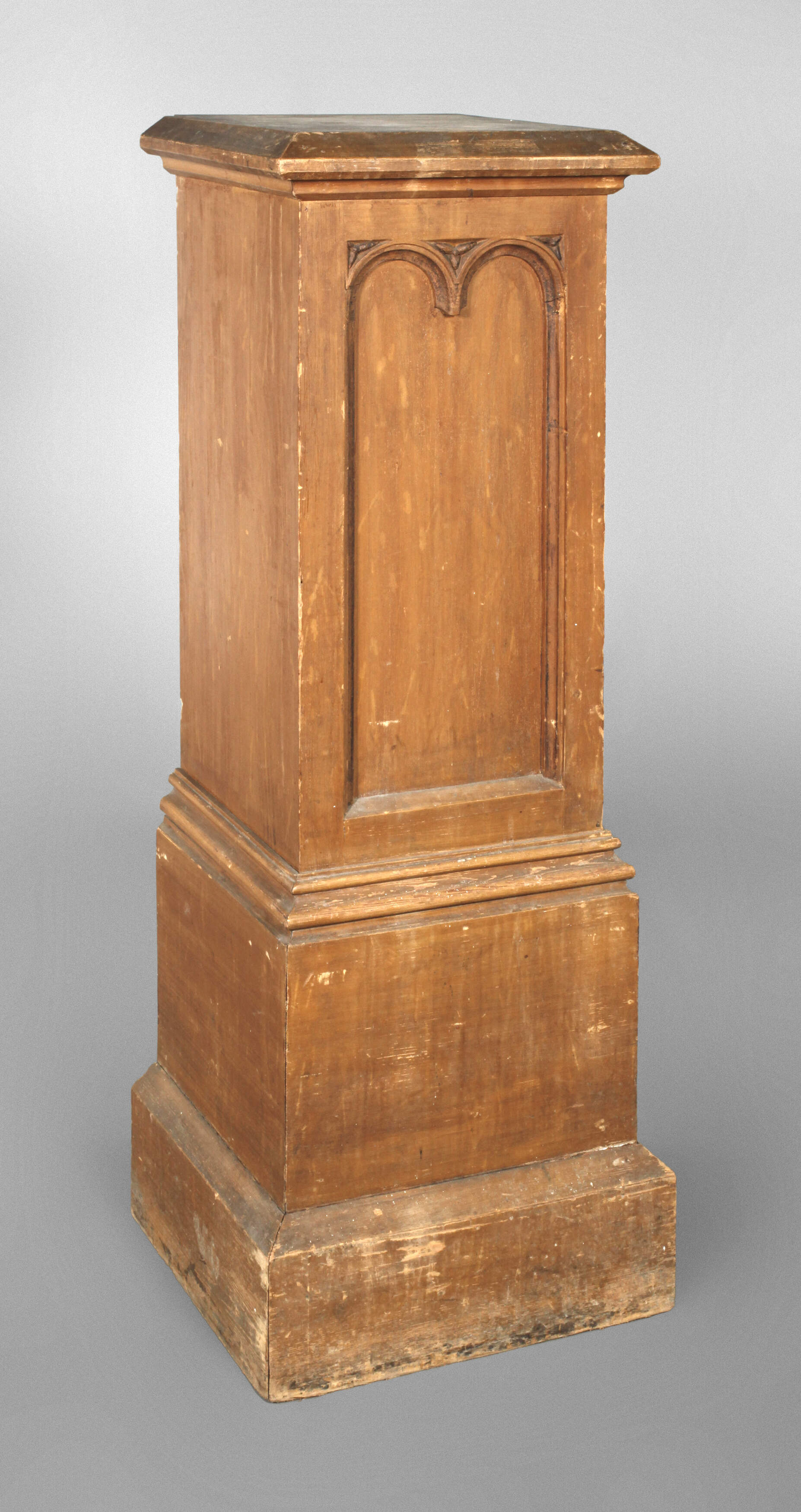 Neogotisches Postament