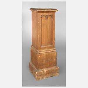 Neogotisches Postament