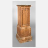 Neogotisches Postament111