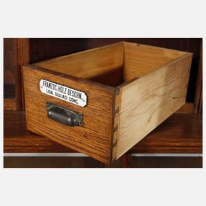 Großer Apothekerschrank