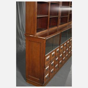 Großer Apothekerschrank