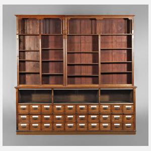 Großer Apothekerschrank