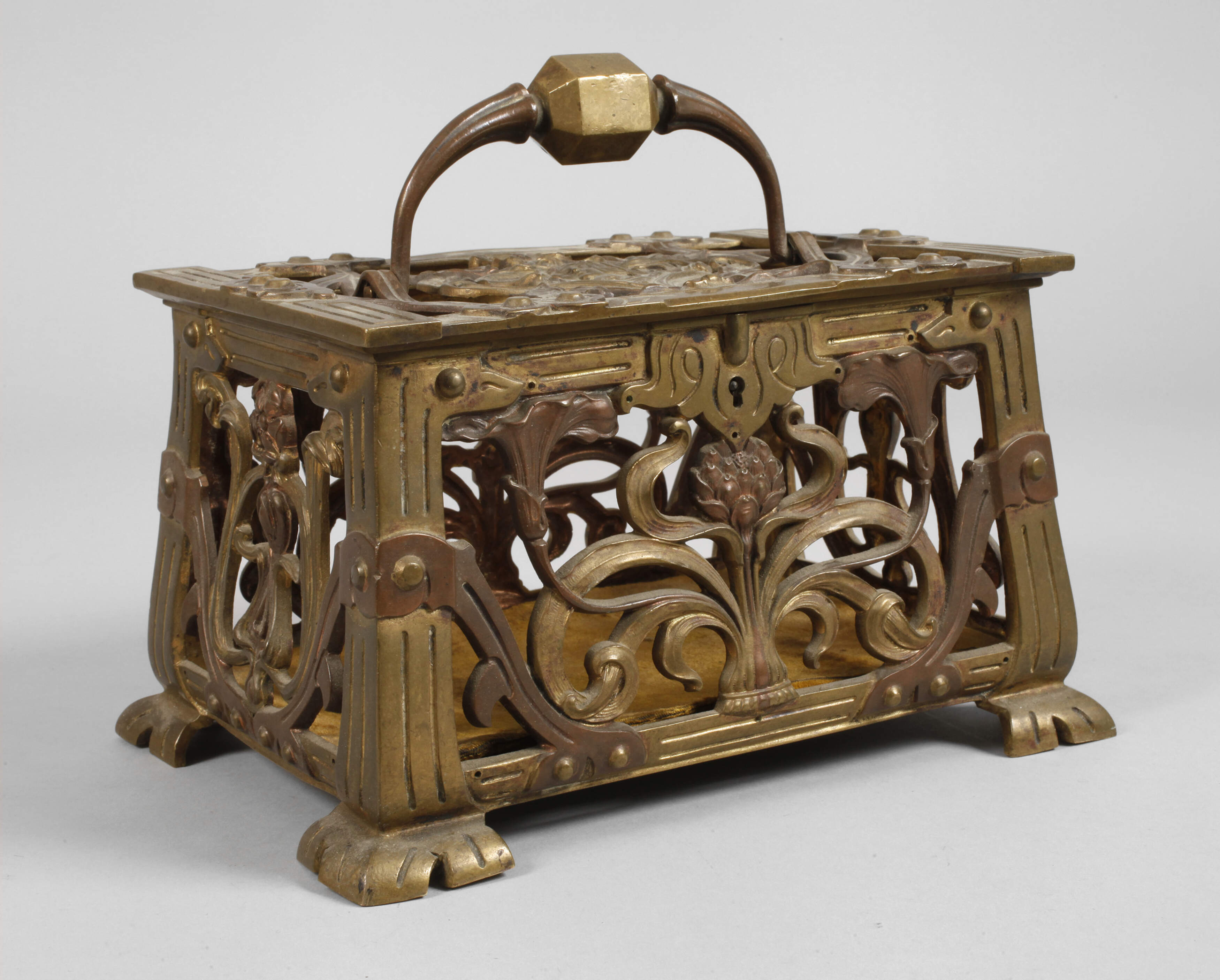 Durchbrochen gearbeitete Deckeldose Messing