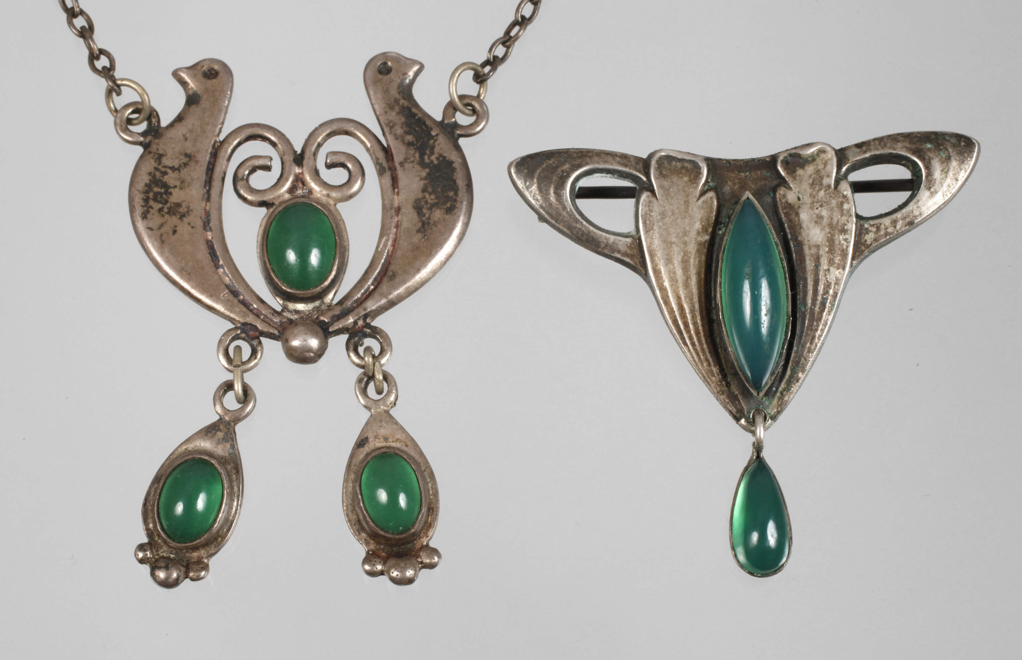 Zwei Teile Jugendstilschmuck mit Steinbesatz