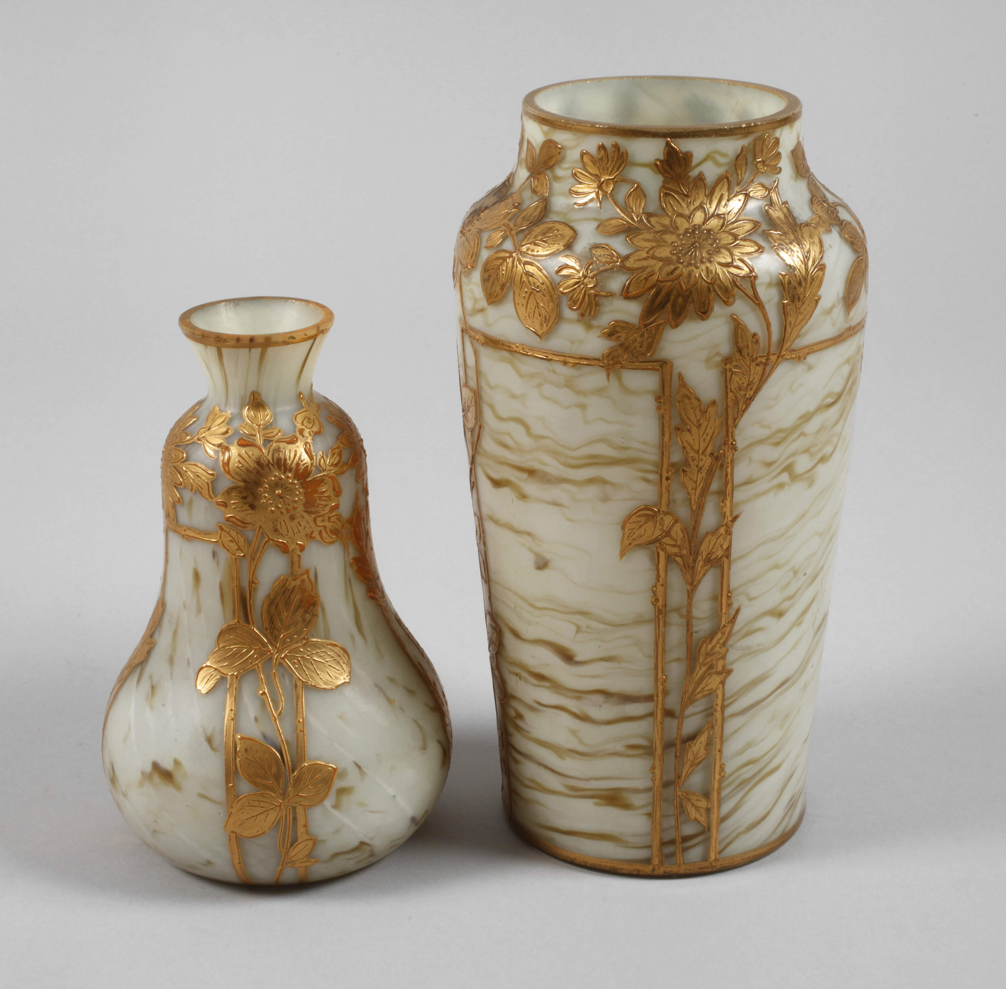Zwei Vasen Reliefgoldmalerei