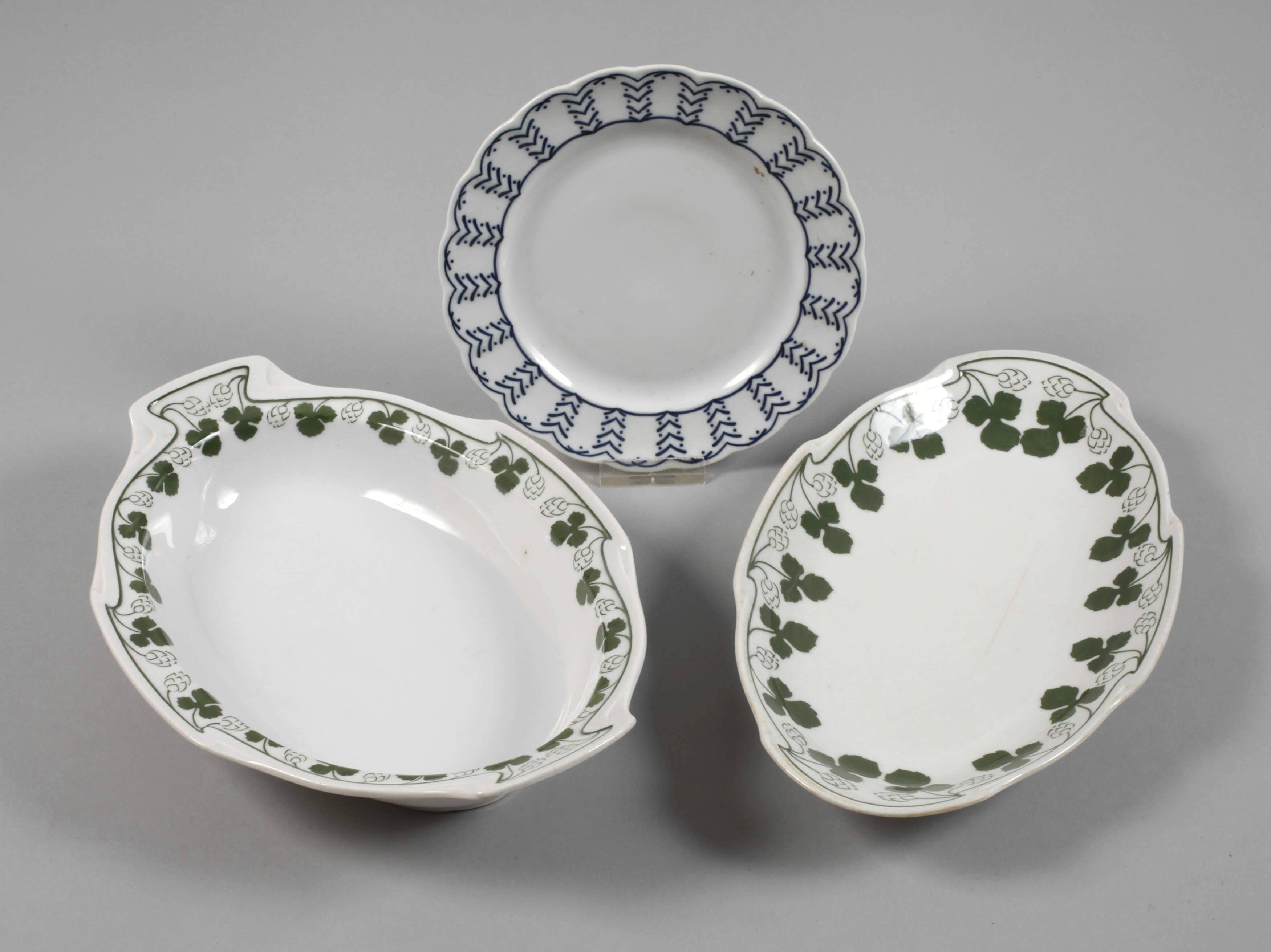 Burgau zwei Schalen und ein Kompottteller