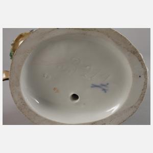 Meissen ”Mädchen mit Puppe und Blumenkorb”