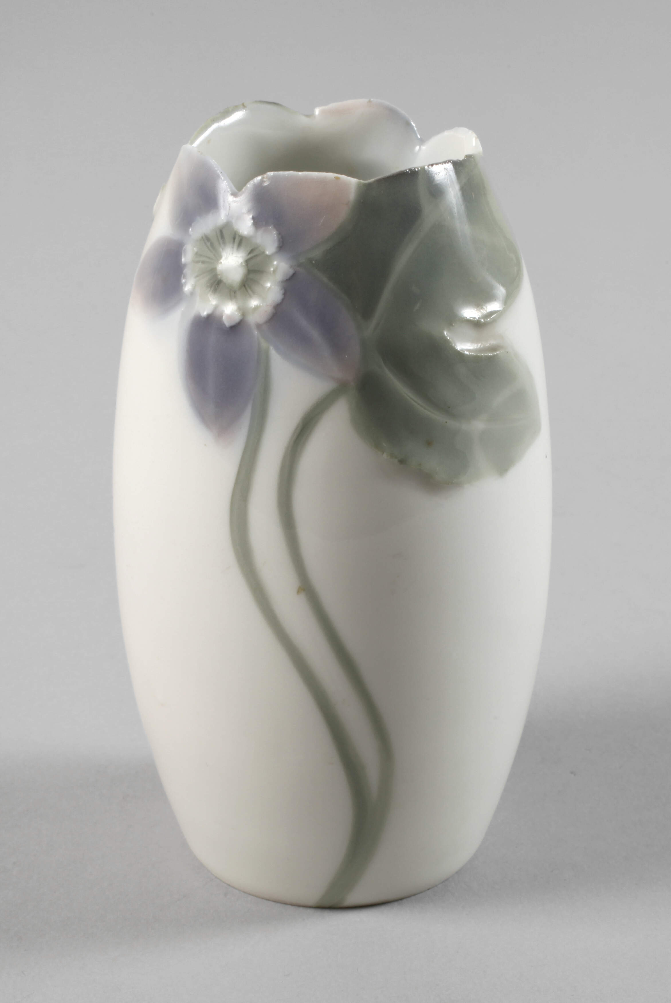 Rörstrand kleine Vase mit Pâte sur Pâte-Dekor