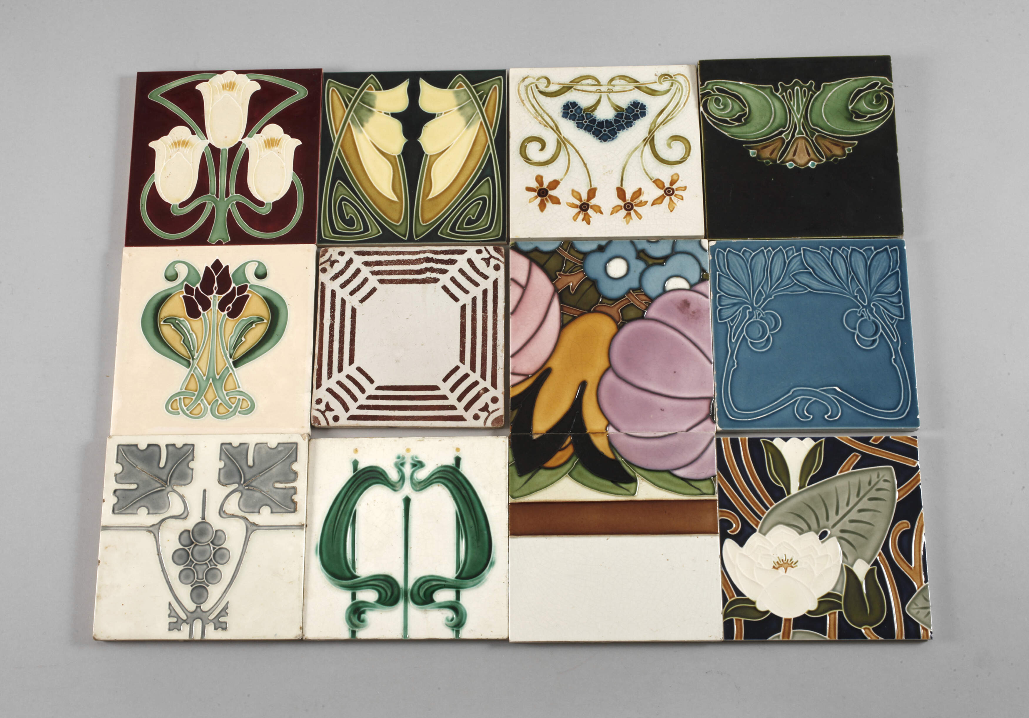 Zwölf Fliesen Jugendstil