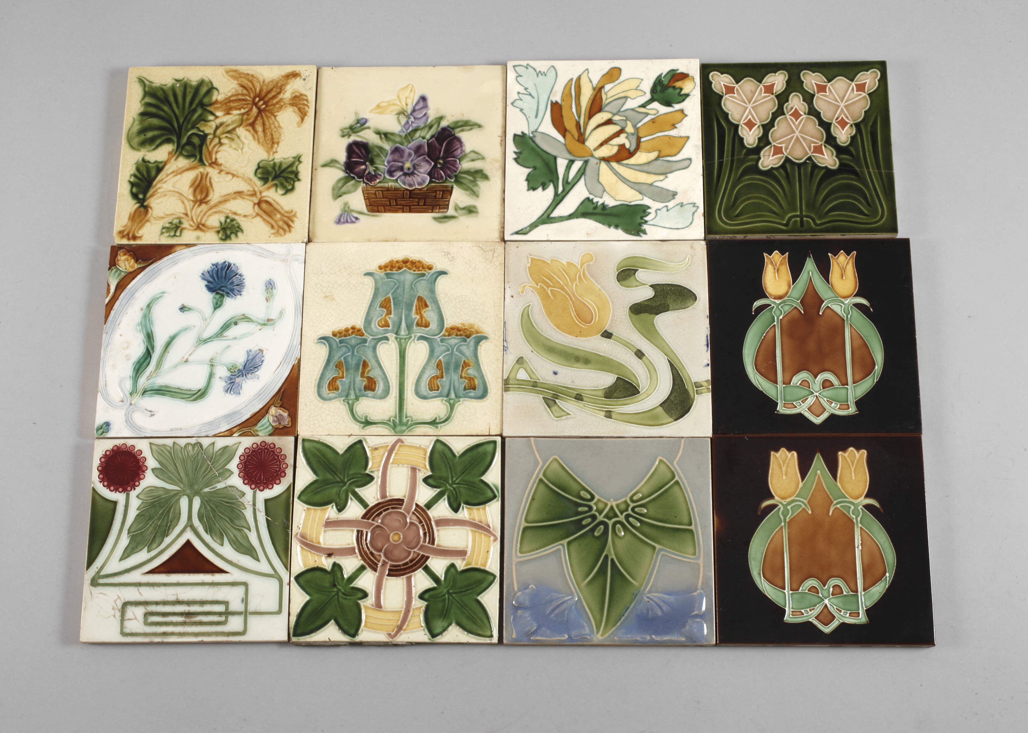 Zwölf Fliesen Jugendstil