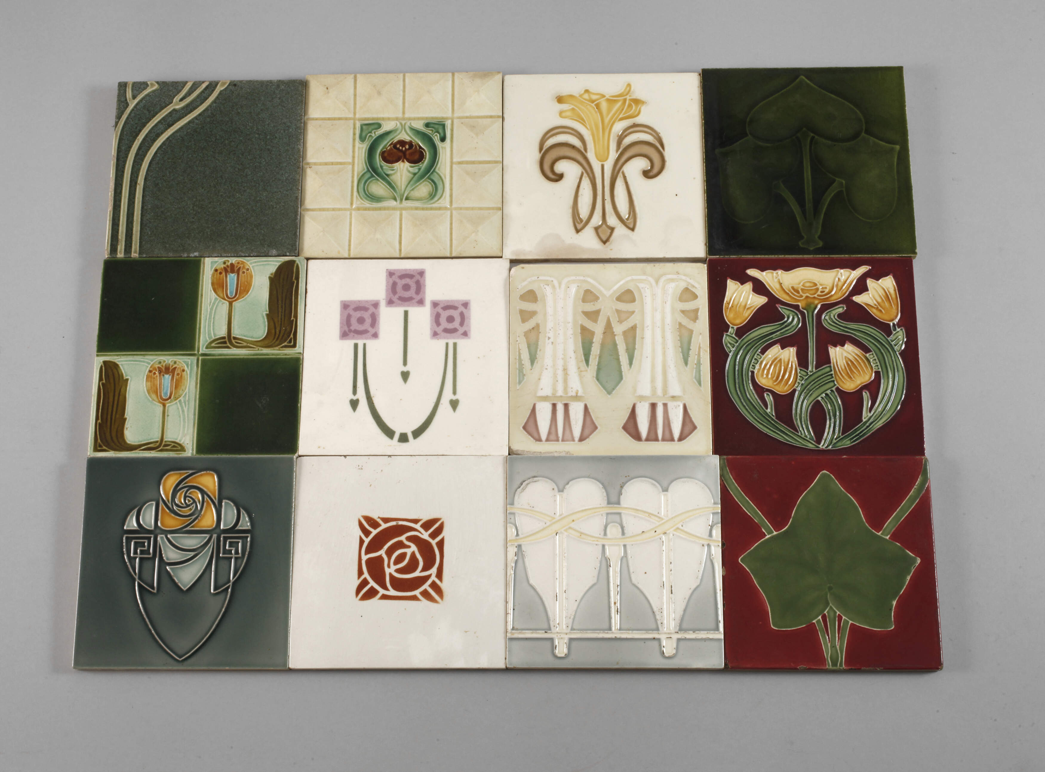 Zwölf Fliesen Jugendstil