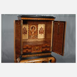 Feiner Kabinettschrank im thailändischen Stil