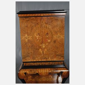 Feiner Kabinettschrank im thailändischen Stil