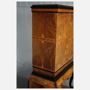 Feiner Kabinettschrank im thailändischen Stil