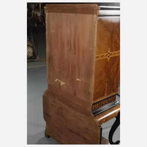 Feiner Kabinettschrank im thailändischen Stil