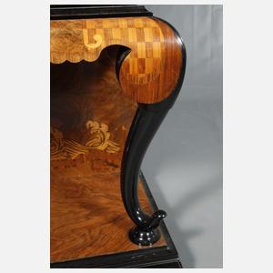 Feiner Kabinettschrank im thailändischen Stil