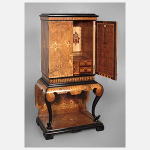 Feiner Kabinettschrank im thailändischen Stil