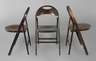 Drei Klappstühle