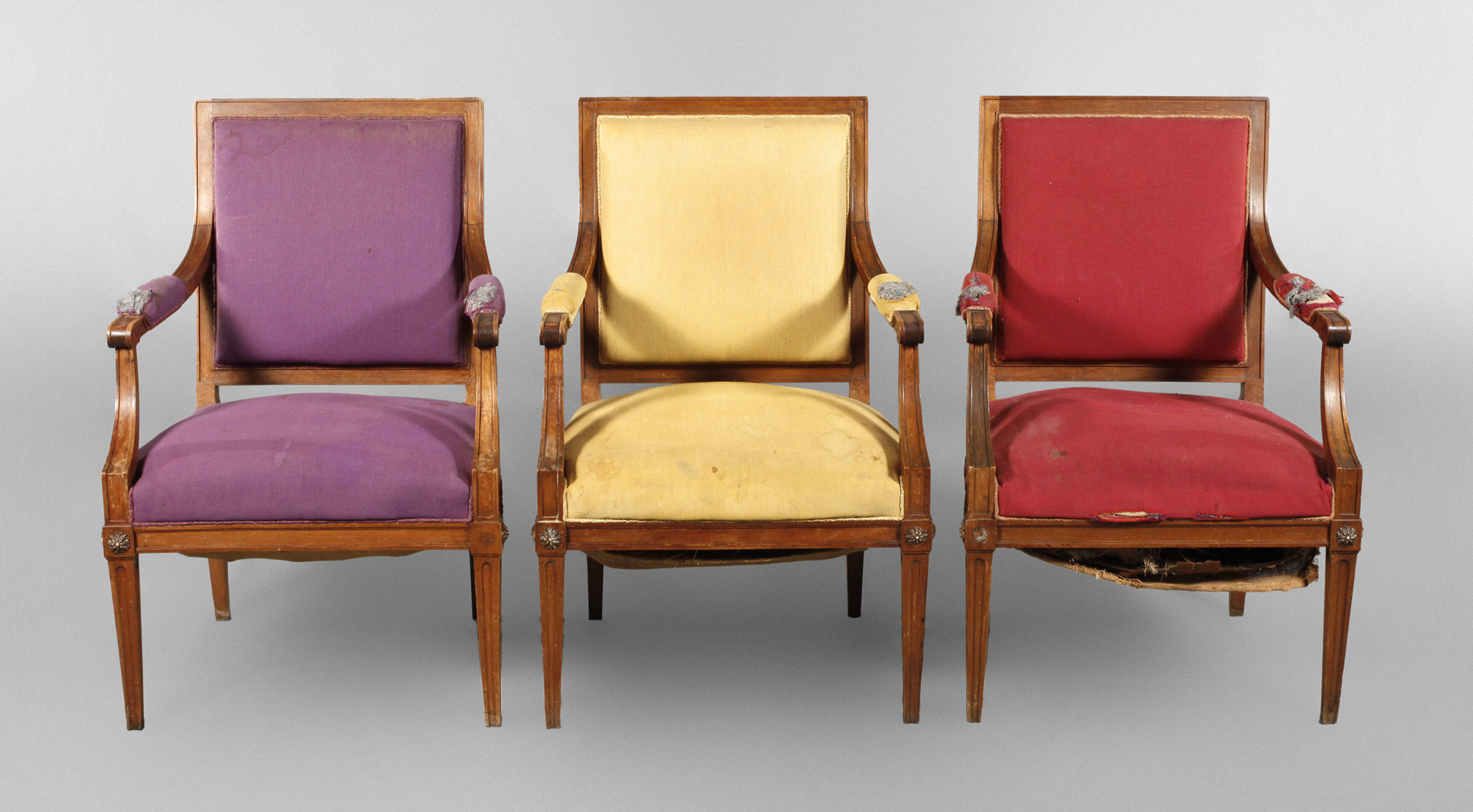 entfällt: Drei neoklassizistische Armlehnsessel